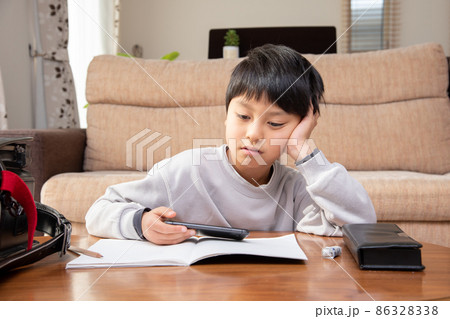 勉強のやる気が出ない小学生の男の子 勉強のやる気が出ない小学生の男の子 86328338