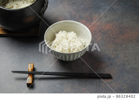 土鍋で炊いた温かいごはん 86328402