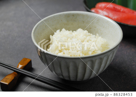 土鍋で炊いた温かいごはんと明太子 土鍋で炊いた温かいごはんと明太子 86328453