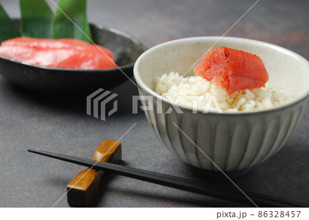 土鍋で炊いた温かいごはんと明太子 土鍋で炊いた温かいごはんと明太子 86328457