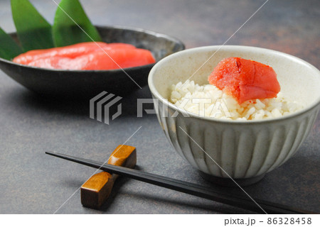土鍋で炊いた温かいごはんと明太子 土鍋で炊いた温かいごはんと明太子 86328458