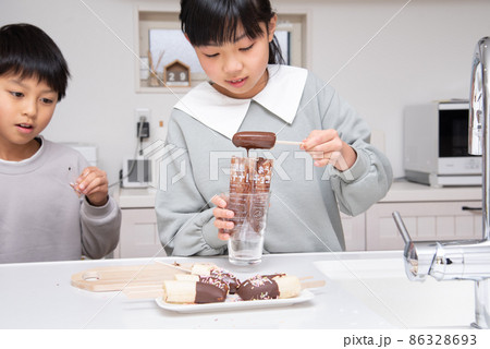 手作りでチョコバナナを作る子供 86328693