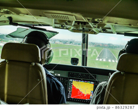 ケニア・ナイロビ空港への着陸態勢に入ったセスナ機 86329287