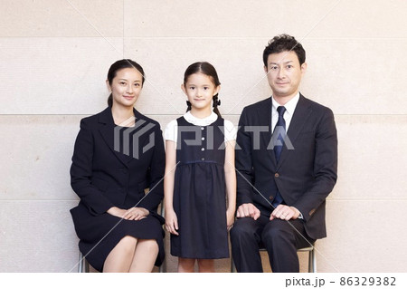写真館に証明写真を撮りに来た正装の親子 写真館に証明写真を撮りに来た正装の親子 86329382