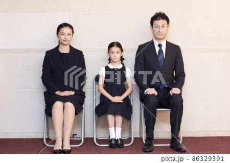 写真館に証明写真を撮りに来た正装の親子 86329391