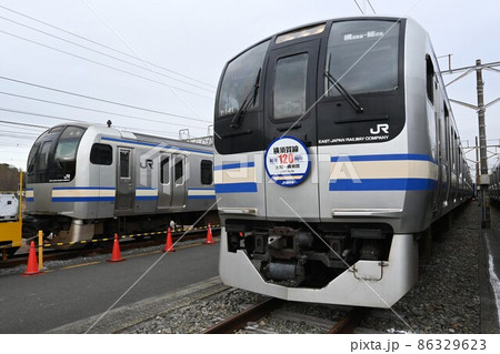 車両基地で並ぶ2編成のE217系電車 86329623
