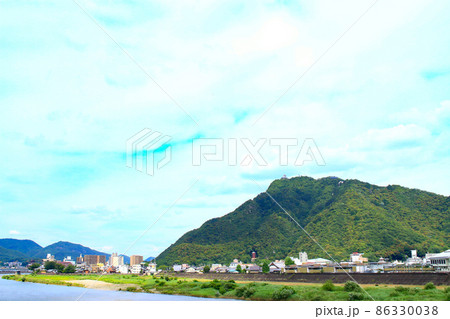 金華山、岐阜城と長良川の風景 86330038