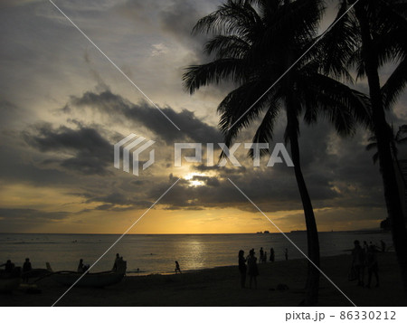 ワイキキの風景 ヤシの木と沈む夕日 ワイキキの風景 ヤシの木と沈む夕日 86330212