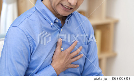 体調不良のミドル男性　胸痛　胃痛　ボディパーツ　パーツカット 86330303