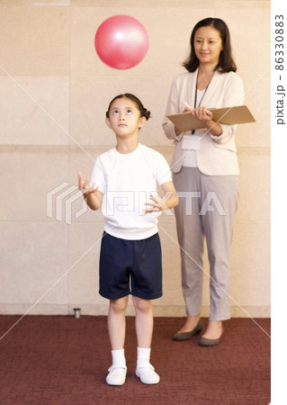 お受験の実技、行動観察を受ける女の子と試験官 お受験の実技、行動観察を受ける女の子と試験官 86330883