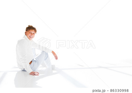 Attractive man and inviting someone to have a tea 86330998