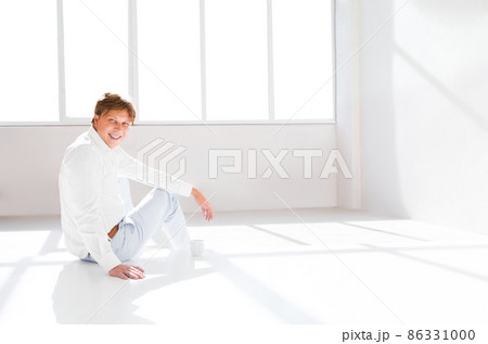Attractive man and inviting someone to have a tea 86331000