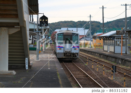 芸備線備後庄原駅に停車した三次行き列車と入線する備後落合行き列車2 広島県庄原市 芸備線備後庄原駅に停車した三次行き列車と入線する備後落合行き列車2 広島県庄原市 86331192