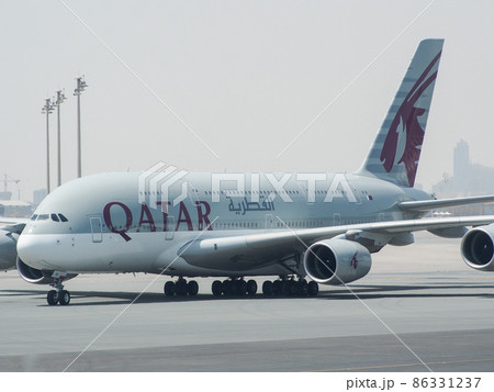 カタール・ドーハ空港に着陸したカタール航空機A380 カタール・ドーハ空港に着陸したカタール航空機A380 86331237
