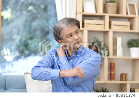 肩が痛いミドル男性　肩痛 86331374