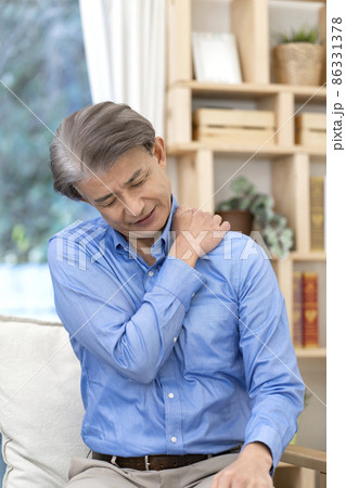 肩が痛いミドル男性　肩痛 86331378