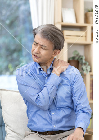 肩が痛いミドル男性　肩痛 86331379