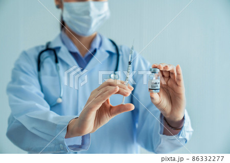 Skillful doctor prepare vaccine proficiently before injection Skillful doctor prepare vaccine proficiently before injection 86332277