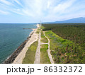 風車のある海岸線 86332372
