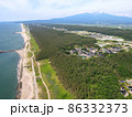 風車のある海岸線 86332373