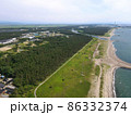 風車のある海岸線 86332374