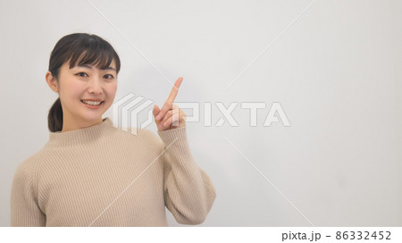 ポジティブで元気な若い女性 86332452
