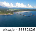 青い海と漁港 86332826