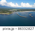 青い海と漁港 86332827