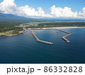 青い海と漁港 86332828