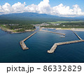 青い海と漁港 86332829