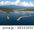 青い海と漁港 86332830