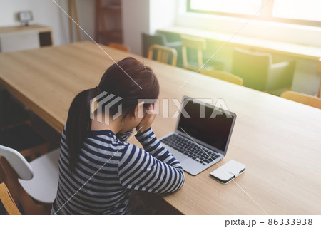 泣く女性 泣く女性 86333938