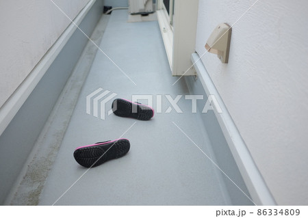 ベランダに脱ぎ捨てられたスリッパ ベランダに脱ぎ捨てられたスリッパ 86334809