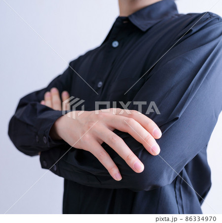 黒いシャツの男性 黒いシャツの男性 86334970