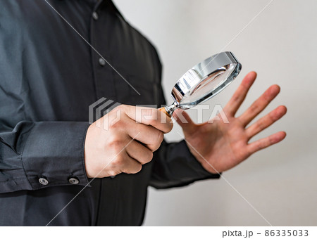 黒いシャツの男性 86335033