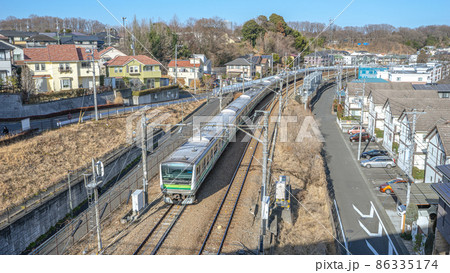 秋冬の景色の中走る電車を橋から見下ろした風景 秋冬の景色の中走る電車を橋から見下ろした風景 86335174
