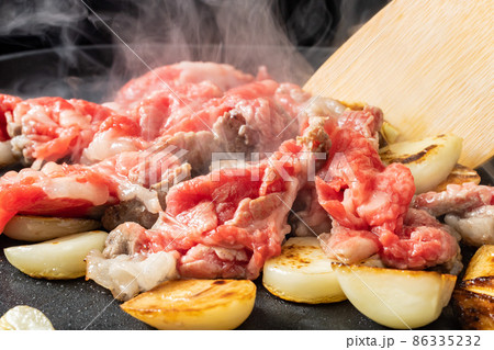牛肉を鉄板で焼く 86335232