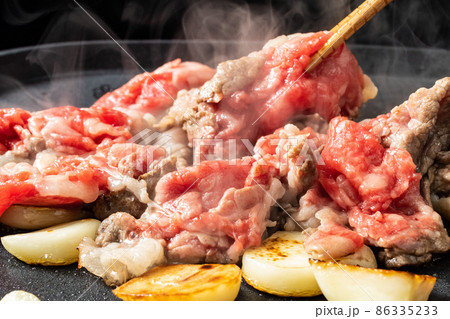 牛肉を鉄板で焼く 86335233