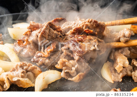 牛肉を鉄板で焼く 86335234