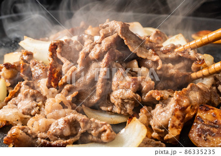 牛肉を鉄板で焼く 86335235