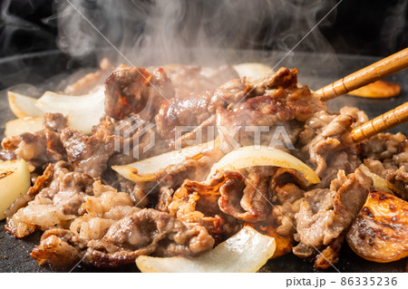 牛肉を鉄板で焼く 牛肉を鉄板で焼く 86335236