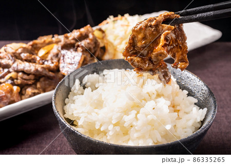 ご飯と牛焼肉 86335265