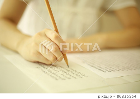 写経をする女性 86335554
