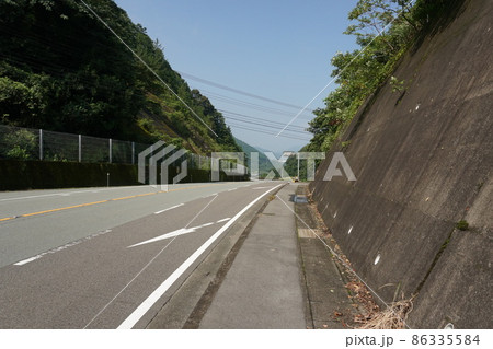 夏の大台町の国道42号線 86335584