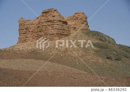 敦煌郊外に残された漢代の重要な関所の一つ陽関の烽火台 86336292