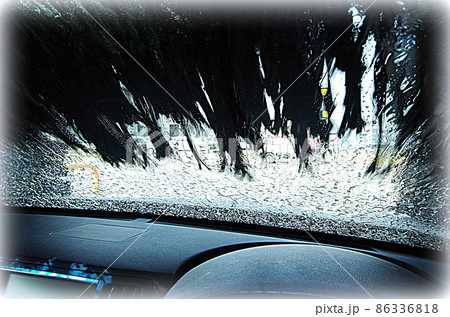 【HDR風】稼働中の洗車機を自動車の運転席から見た様子 86336818