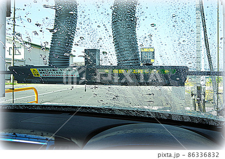 【HDR風】稼働中の洗車機を自動車の運転席から見た様子 86336832