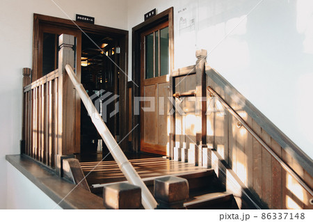 古い校舎の木造階段 86337148