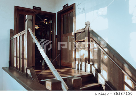 古い校舎の木造階段 古い校舎の木造階段 86337150