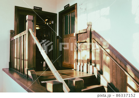 古い校舎の木造階段 86337152